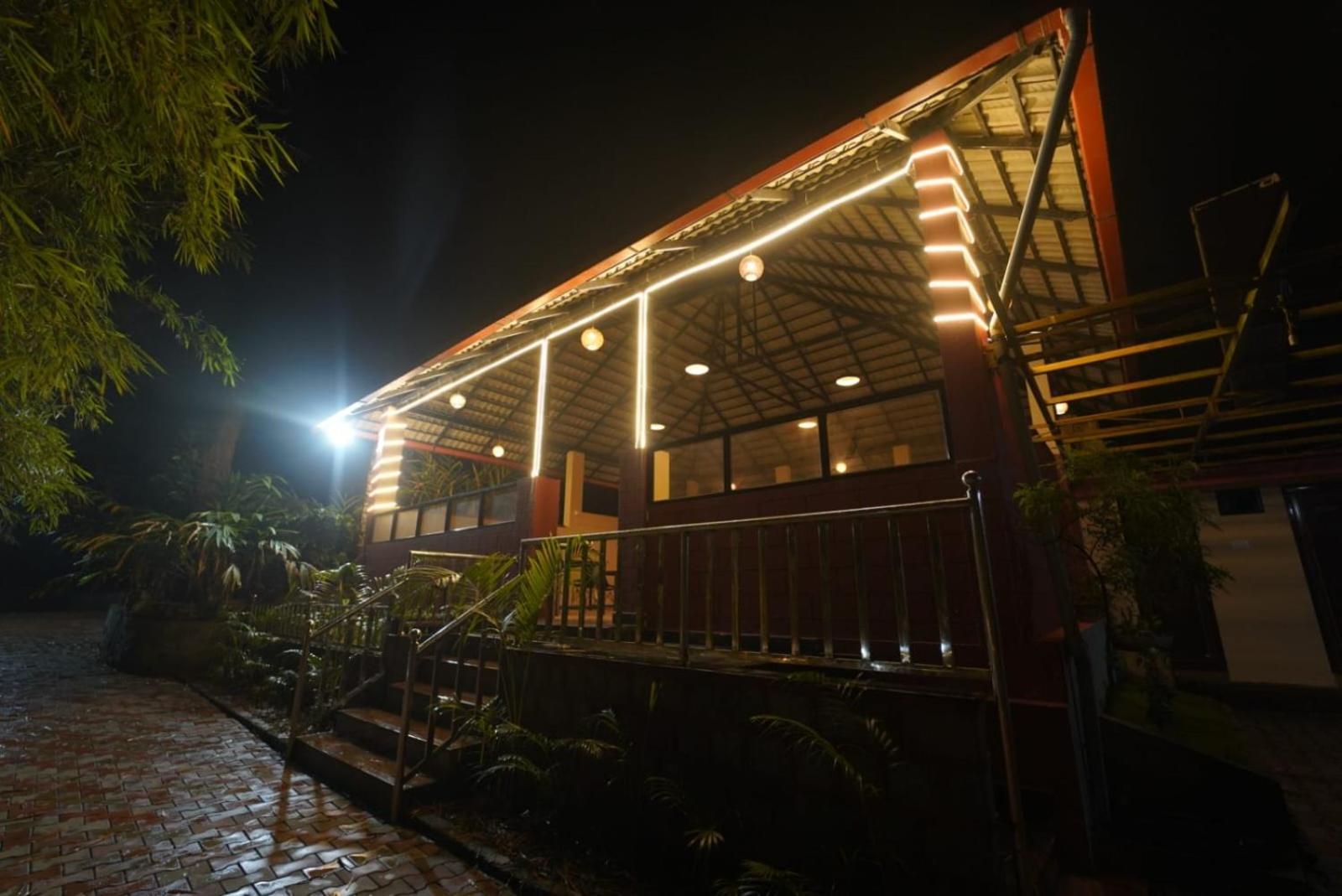 Kingmaker'S Plantation With River Stream Madikeri Buitenkant foto